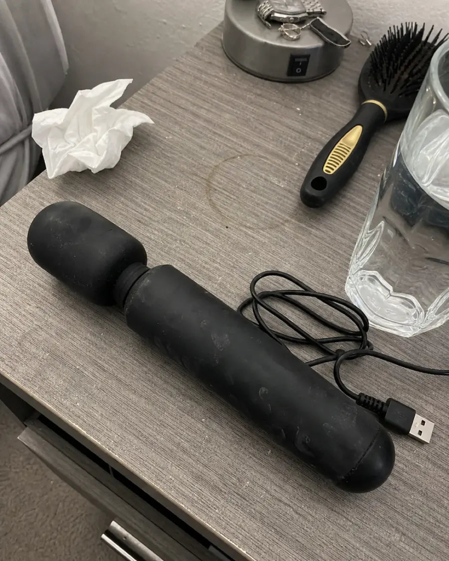 Ordinary black product offering one contact point